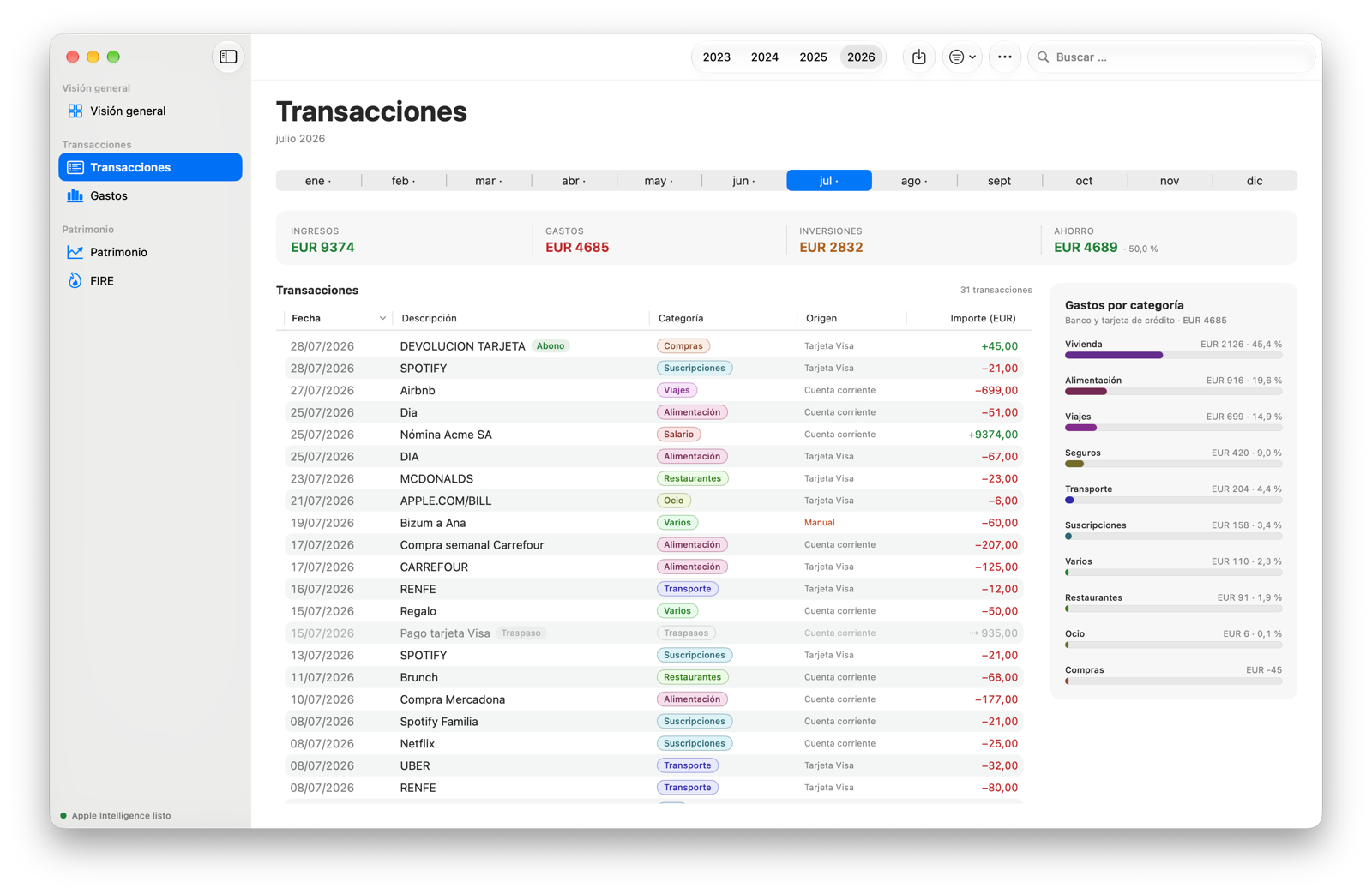 La lista de transacciones de un mes con los totales del mes encima, las marcas de traspaso y devolución y los gastos por categoría al lado.